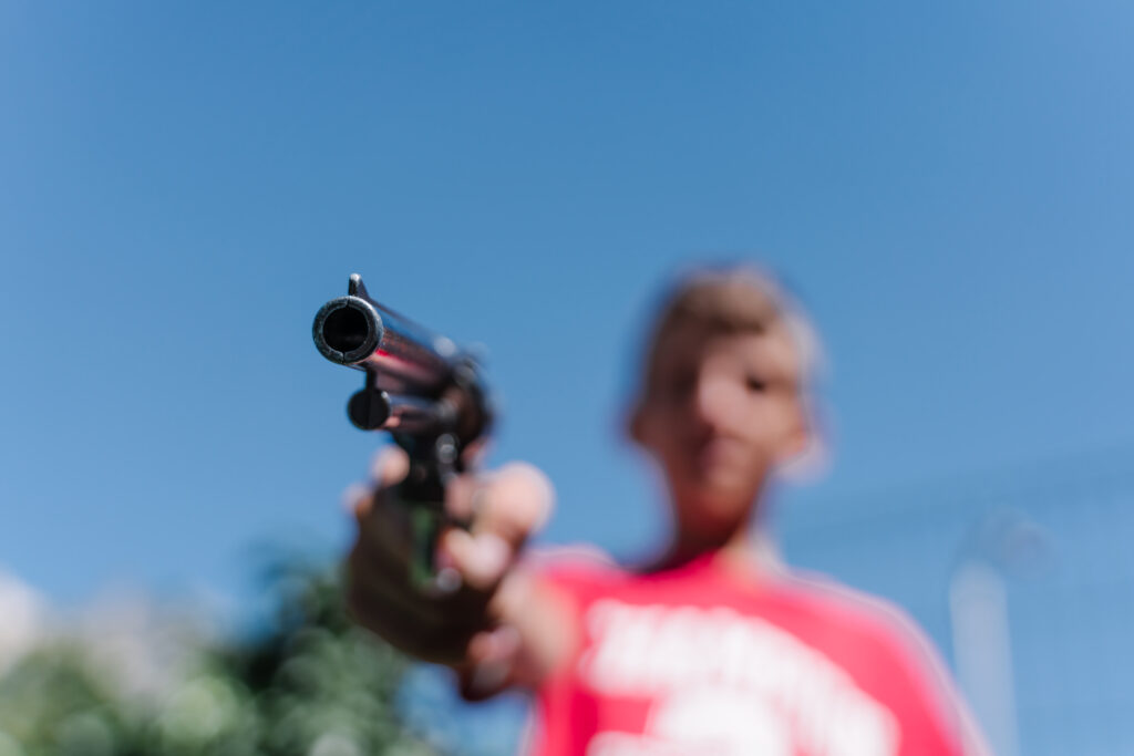 Arrestos de menores por armas se disparan 36% en Wichita durante 2025