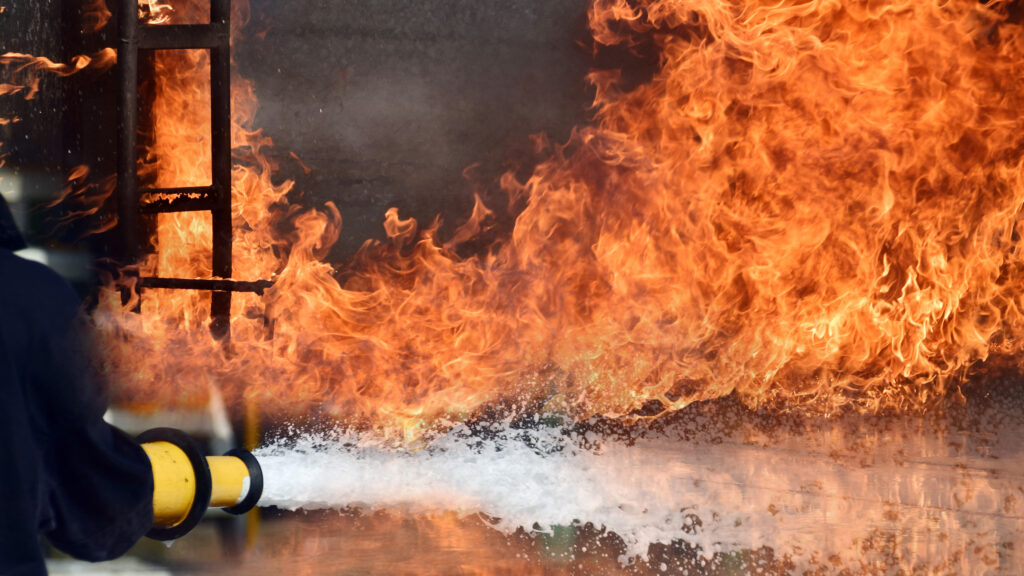 Una persona muere tras voraz incendio en vivienda de Emporia, Kansas