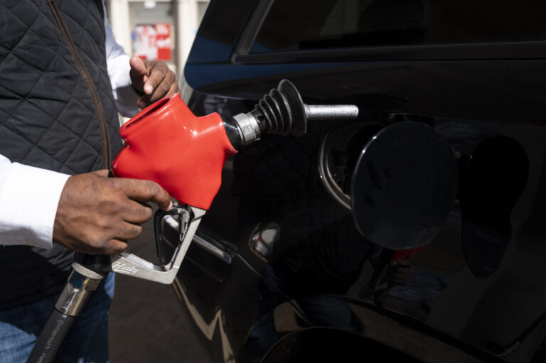 Alerta en Denver: Gasolina contaminada pone en riesgo a conductores
