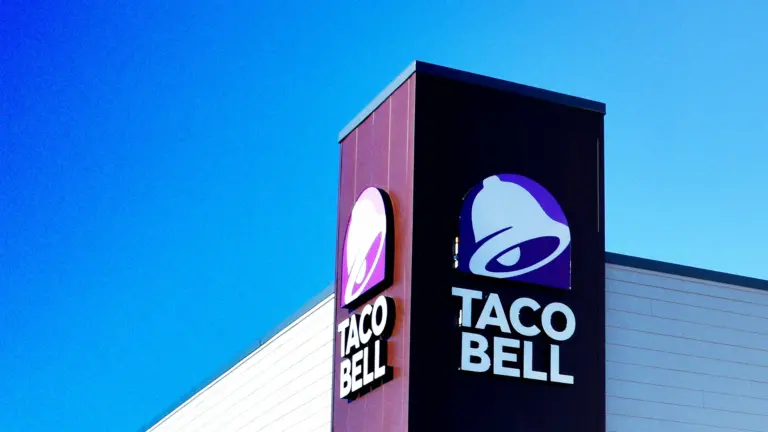 Mujer de Kansas demandará a Taco Bell tras enfermar por brote de Cyclospora vinculado a lechuga contaminada