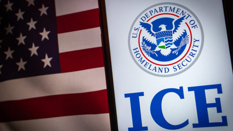 ICE establece nuevas reglas para las paradas de vehículos y prohíbe persecuciones