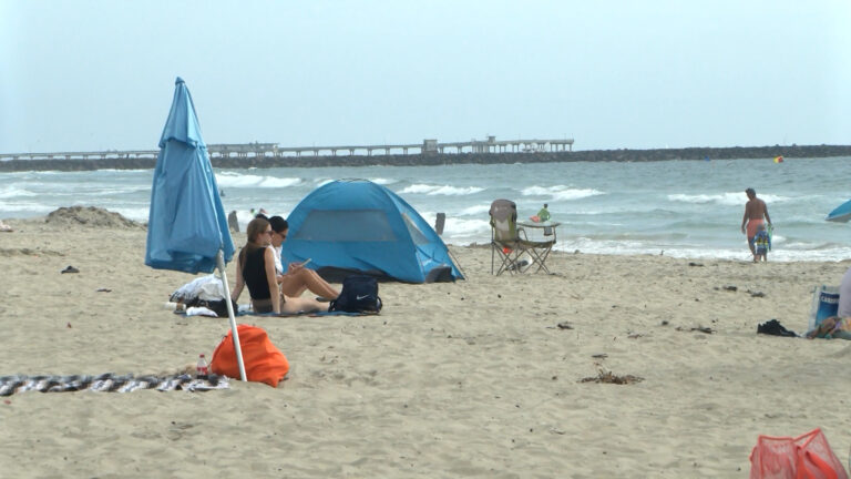 Altas temperaturas llevan a cientos a las playas de San Diego; alertan por corrientes de resaca