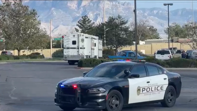 Investigan homicidio de un hombre en el estacionamiento de una clínica en Rio Rancho